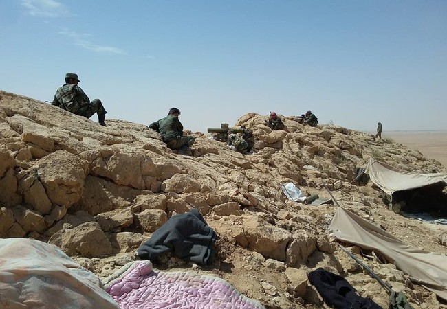 Quân đội Syria tấn công IS, tiến đánh về Deir- Ezzor từ Palmyra (ảnh - video) Lực lượng Săn IS đánh chiếm một số cao điểm quanh mỏ khí gas Arak, Palmyra