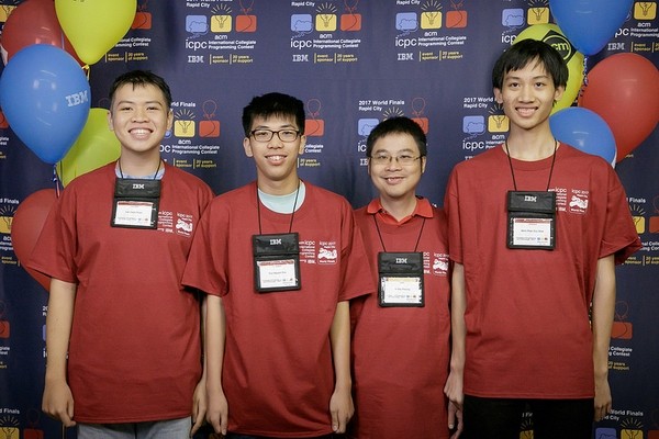 Sinh viên Việt Nam duy trì thứ hạng tại Chung kết lập trình ACM/ICPC toàn cầu Các bạn sinh viên thuộc đội tuyển Linux, Đại học Công nghệ - Đại học Quốc gia Hà Nội.
