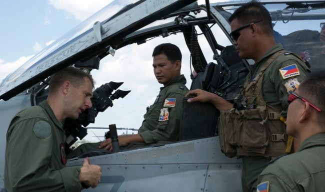 Philippines tung không quân tấn công IS, tái chiếm Marawi Cố vấn Mỹ và các phi công Philiphines trước khi xuất kích