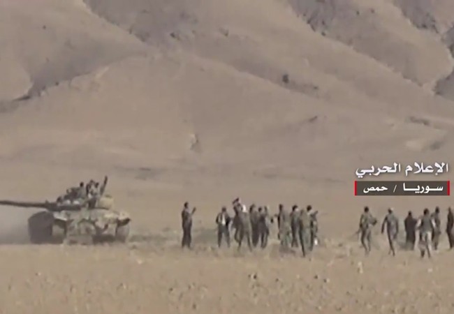 Quân đội Syria ồ ạt đánh chiếm thị trấn thánh chiến (video) Quân đội Syria tấn công trên vùng sa mạc phía đông tỉnh Homs