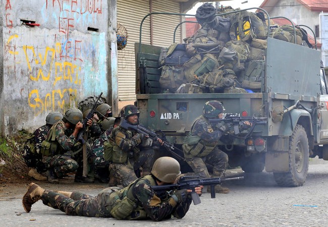 Quân đội Philippines giao chiến dữ dội với IS trong thành phố Mawavi (video) Giao chiến trên đường phố Marawi Philippines