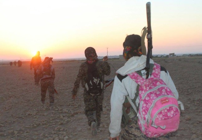 Dân quân Kurd tấn công IS, chặn bước tiến của quân đội Syria về Raqqa Lực lượng dân quân người Kurd trên đường tấn công tỉnh Raqqa