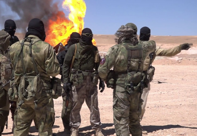 Quân “Săn IS” Syria đè bẹp cuộc tấn công của IS ở Palmyra Binh sĩ lực lượng Săn IS trên chiến trường sa mạc Palmyra