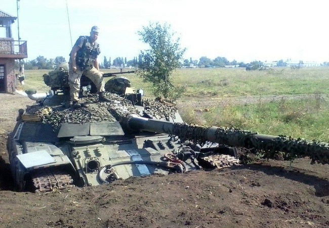 Cuộc chiến đẫm máu giành giật sân bay Lugansk, Ukraine Một xe tăng của quân đội Ukraine còn lại trên sân bay Lugansk