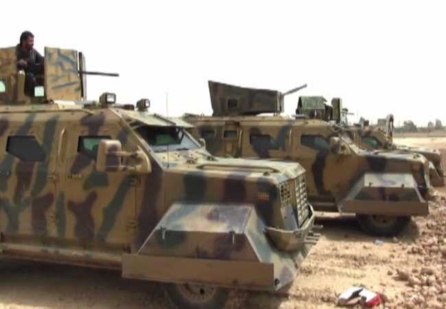 Người Kurd Syria bắt đầu tấn công sào huyệt IS Xe thiết giáp của Lực lượng Dân chủ Syria trên đường tấn công về Raqqa