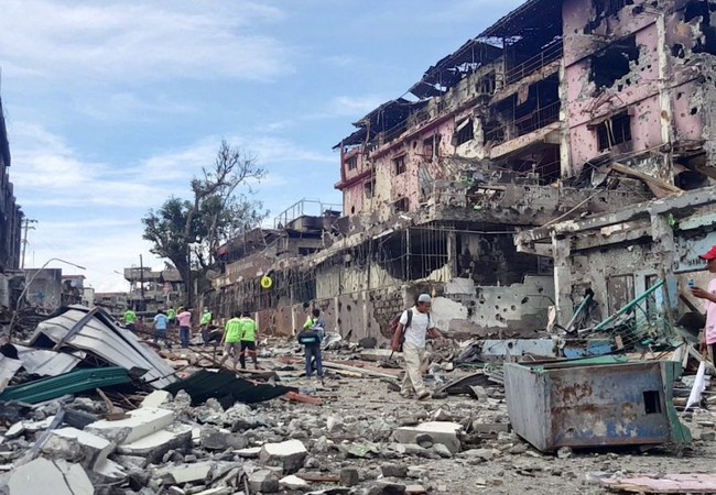 IS chống cự ác liệt, quân đội Philippines bị cầm chân ở Marawi Thành phố Marawi tan hoang sau những trận đánh và các cuộc không kích
