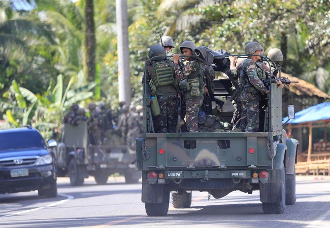 IS mưu lập nhà nước Hồi giáo tại Philippines, hơn 200 người chết ở Marawi Một nhóm binh sĩ quân đội Philippines trên đường phố Marawi
