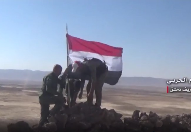 Bất chấp Mỹ tấn công, quân đội Syria đánh vỗ mặt phiến quân FSA (video) Binh sĩ quân đội Syria cắm cờ trên cao điểm Tal Al-Aabed trên vùng sa mạc phía đông Damascus