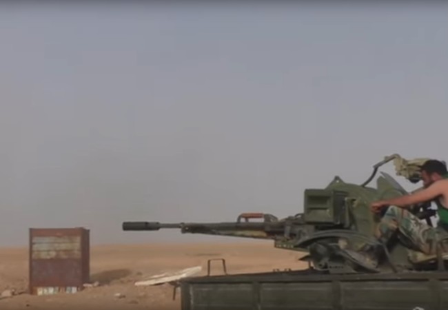 Quân đội Syria tấn công IS, vượt sa mạc giải cứu Deir Ezzor (video) Binh sĩ quân đội Syria chiến đấu trên vùng sa mạc tỉnh Homs