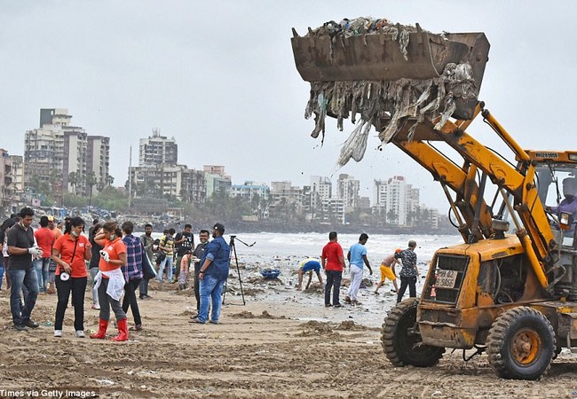 Chiến dịch dọn rác bãi biển lớn nhất thế giới Dọn rác trên bãi biển Versova ở Mumbai, Ấn Độ