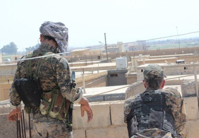 Người Kurd áp sát thành trì IS, mở lối cho khủng bố đánh quân đội Syria (video) Lực lượng dân quân người Kurd tấn công vùng ngoại ô Raqqa