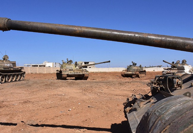 Bất chấp Mỹ tập kích, quân đội Syria giáng đòn chí mạng vào FSA Xe tăng quân đội Syria trên chiến trường sa mạc Sweida