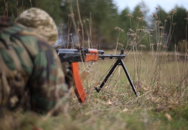 Tấn công Lugansk thất bại, 10 binh sĩ Ukraine mất mạng Một chiến sĩ dân quân Lugansk trên chiến tuyến Donbass