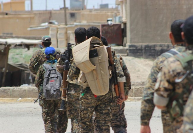 Chiến sự Syria: 5.000 tay súng SDF tấn công ngoại vi Các chiến binh người Kurd trên vùng ngoại ô thành phố Raqqa