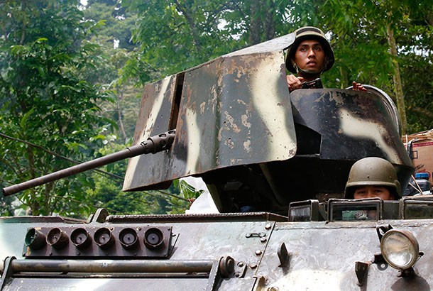Mỹ tung đặc nhiệm giúp quân đội Philippines tái chiếm Marawi từ tay IS Xe thiết giáp quân đội Philippines trên thành phố Marawi
