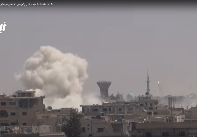 Syria tung đòn tái chiếm Daraa, 3 thủ lĩnh phiến quân mất mạng (video) Quân đội Syria pháo kích thành phố Daraa bằng tên lửa Convoi và pháo binh hạng nặng