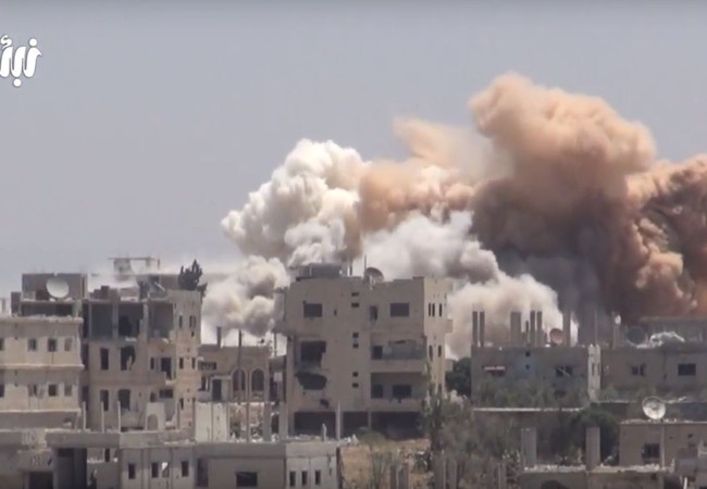 Quân đội Syria tập kích ác liệt phe thánh chiến cố thủ Daraa (video) Hỏa lực kinh hoảng của các cuộc không kích và pháo kích bằng tên ở của sư đoàn cơ giới số 5 đánh vào Daraa
