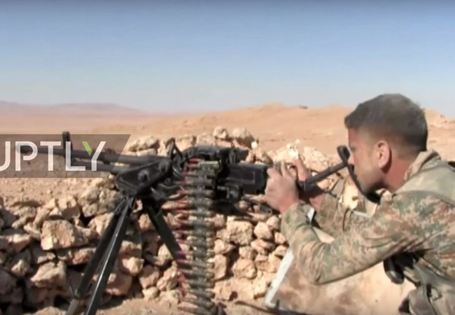 Chiến cơ Nga dội sấm sét, quân đội Syria tấn công mãnh liệt thị trấn IS (video) Binh sĩ quân đội Syria trên chiến trường Palmyra - Arak