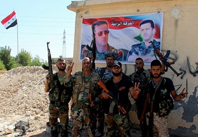 “Hổ Syria” đập tan phiến quân, chiếm 15 cứ địa IS ở Raqqa Nhóm binh sĩ quân đội Syria tại một trạm kiểm soát trên đường cao tốc N4 Aleppo-Raqqa