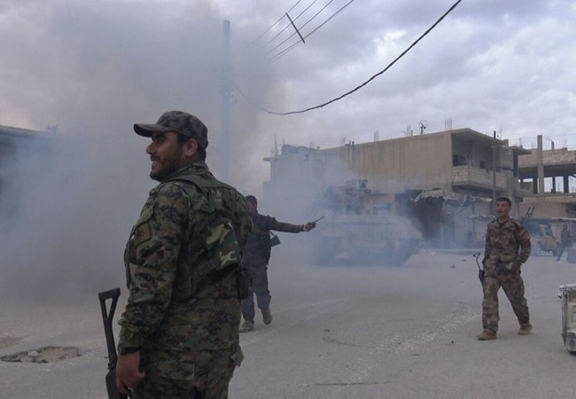 Chiến sự Syria: SDF tấn chiếm 4 quận ngoại ô “thủ đô” IS (video) Một nhóm binh sĩ người Kurd trên chiến trường Raqqa