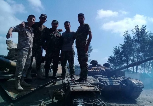Không quân Nga ghìm đầu, quân đội Syria đè bẹp IS chiếm thị trấn chiến lược Binh sĩ lực lượng vũ trang địa phương NDF trên xe tăng quân đội Syria