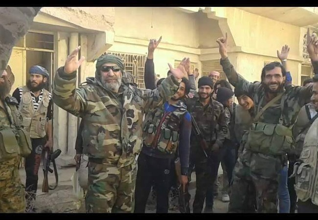Chiến sự Deir Ezzor: Quân đội Syria đánh bật IS trong mưa đạn Tướng Issam Zahreddine cùng binh sĩ trên chiến trường thành phố Deir Ezzor