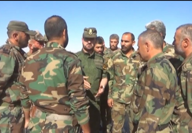 “Hổ Syria” xốc tới quét sạch 15 cứ địa IS ở Raqqa (video) Tướng Suheil al Hassan, tư lệnh trưởng lực lượng Tiger làm việc cùng các sĩ quan Tiger dưới quyền