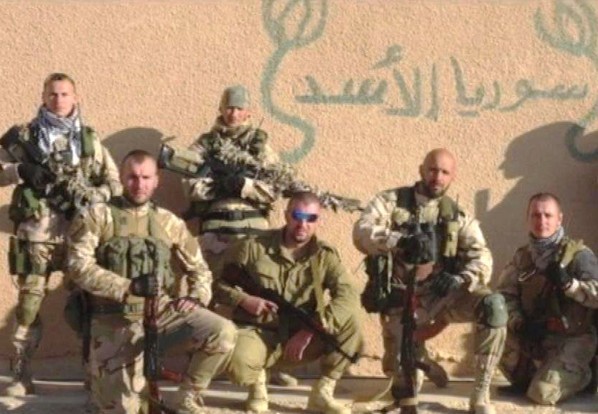 Bí mật lính đánh thuê Nga trên chiến trường Syria (video) Một nhóm các chiến binh Nga, được cho là lính đánh thuê, hoạt động trên chiến trường Syria