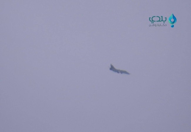 Không quân Nga-Syria dồn dập truy sát các đoàn xe IS (video) Không quân Syria không kích trên không phận Deir Ezzor