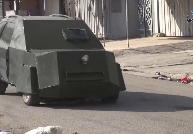 Video chiến sự Syria: Cận cảnh xe bom tự sát của IS Xe bom của IS trên đường phố một ngôi làng ở tình Hama