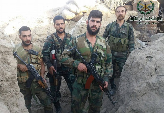Chảo lửa Deir Ezzor: Nga oanh tạc dữ dội, quân đội Syria tử chiến IS Nhóm binh sĩ quân đội Syria trên chiến trường Deir Ezzor