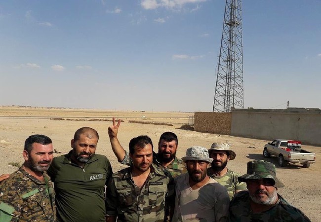 “Hổ Syria” đập tan cuộc tấn công của IS, chiếm nhiều xe tăng, thiết giáp (video) Binh sĩ quân đội Syria trên khu vực thị trấn Resafa vừa giải phóng
