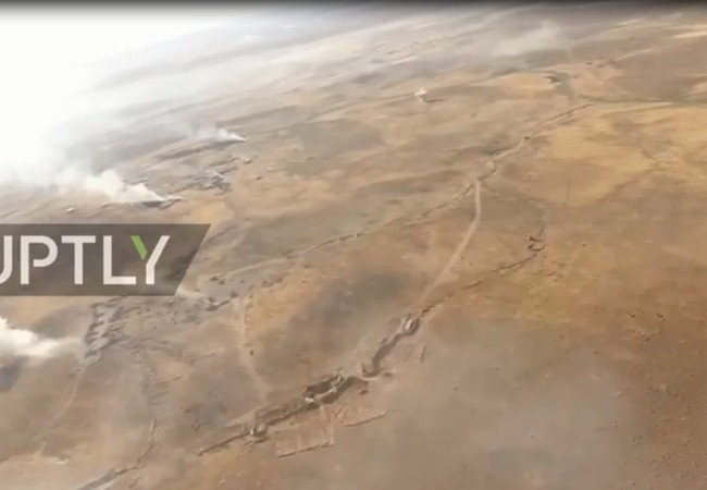 Quân đội Syria tấn công về giải cứu Deir Ezzor bị IS bao vây (video) Cảnh quay từ UAV ghi lại đường tiến công của quân đội Syria trên vùng sa mạc tỉnh Homs