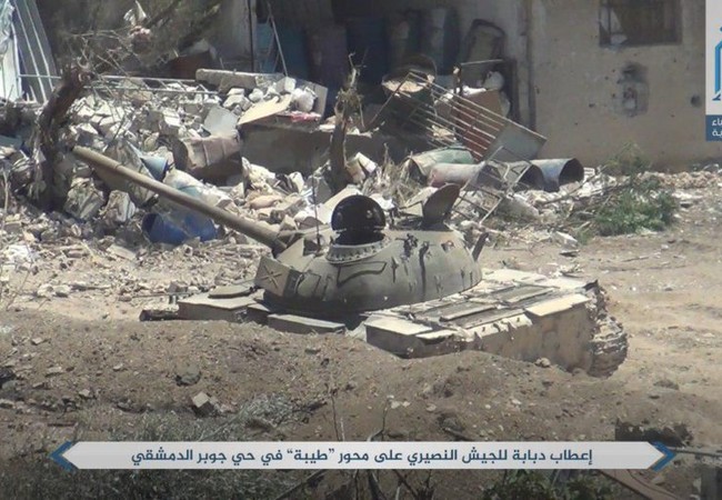 Phiến quân bắn hạ xe tăng Syria, giao chiến kinh hoàng ở Damascus (video) Chiếc xe tăng T-55 của quân đội Syria bị bắn hỏng