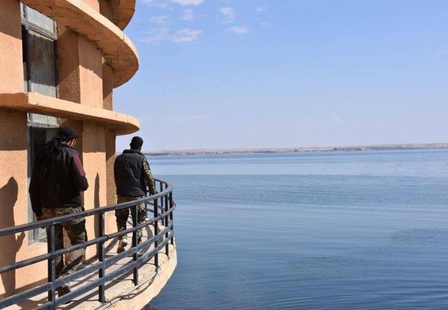 Chiến sự Syria: SDF được Mỹ hậu thuẫn trắng trợn cắt nguồn nước của Aleppo Đập nước trên sông Euprater, hiện do SDF kiểm soát