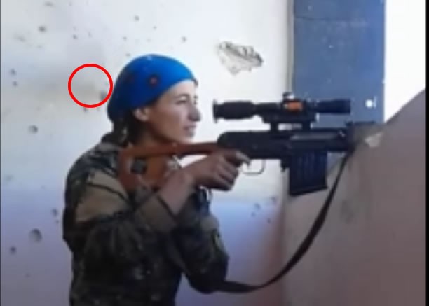 Chiến sự Syria: Nữ xạ thủ người Kurd thoát hái tử thần trong gang tấc (video) Nữ xạ thủ người Kurd suýt bị dính đạn bắn tỉa của IS