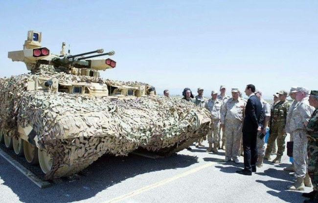 “Kẻ hủy diệt” Nga lộ diện tại chiến trường Syria Tổng thống Syria Bashar al-Assad đang nghe giới thiệu về xe yểm trợ hỏa lực BMPT Terminator - 2