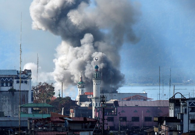 IS Philippines hành quyết dã man dân Marawi, bắt phụ nữ làm nô lệ tình dục Không kích dữ dội vào khu vực do IS Đông Nam Á chiếm đóng ở thành phố Marawi