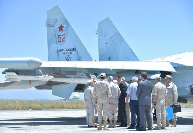 Nga tung Su-27SM3 mang tên lửa tầm bắn 110 km tới Syria Tổng thống Syria Bashar al-Assad và Tổng tham mưu trưởng các lực lượng vũ trang Nga tướng Valery Gerasimov bên chiếc Su-27SM3