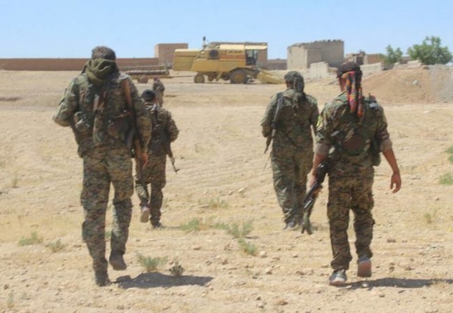 Chiến sự Syria: Người Kurd huyết chiến với IS tại Raqqa (video) Binh sĩ Lực lượng Dân chủ Syria (SDF) trên chiến trường