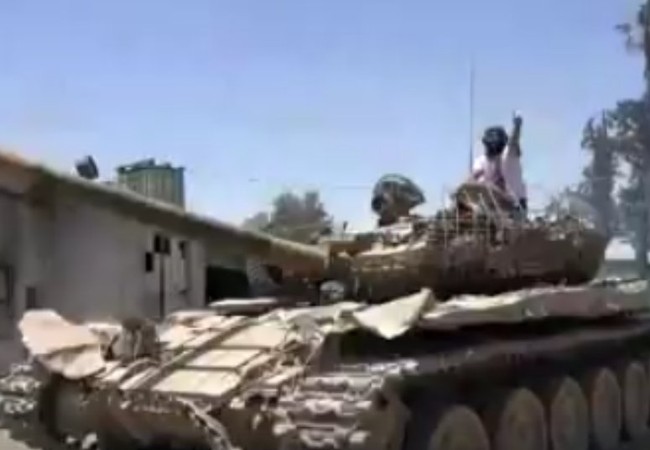 Quân đội Syria quần nhau với phe thánh chiến ở ngoại vi Damascus (video) Một chiếc xe tăng T-72 của quân đội Syria, gia cường bằng lồng sắt và mảnh vỡ bê tông để chống tên lửa ATGM