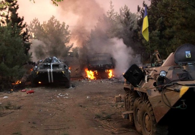 Tốp lính Ukraine mất mạng khi liều tấn công Donbass (video) Xe thiết giáp quân đội Ukraine bị phá hủy trên chiến trường
