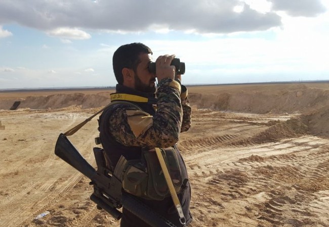 Quét sạch IS ở Aleppo, quân đội Syria sắp tấn công Hama Sí quan quân đội Syria trên chiến trường vùng nông thôn Raqqa