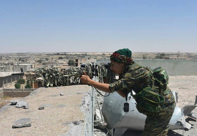 Chiến sự Syria: SDF đánh chiếm nhiều cứ địa IS phía tây Raqqa Một nữ chiến binh bắn tỉa người Kurd trên nóc tòa nhà ở thành phố Raqqa