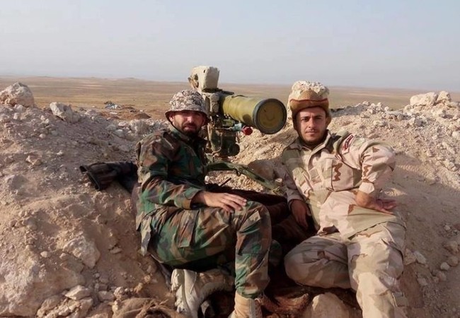 Syria: “Diều hâu Sa mạc” đập tan IS phản kích tại Hama (video) Binh sĩ lực lượng Diều hâu Sa mạc trên chiến trường Hama