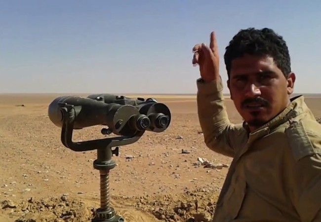 Chiến sự Syria: Quân chính phủ đánh thẳng vào phiến quân Mỹ hậu thuẫn (video) Binh sĩ quân đội Syria trên vùng sa mạc phía đông Damascus