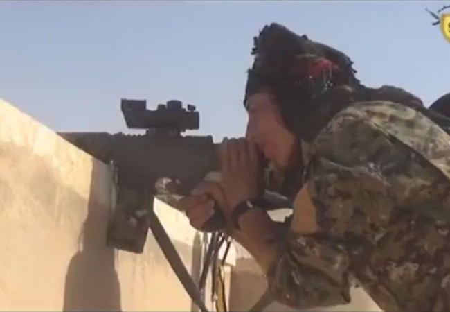Chiến sự Syria: Người Kurd đánh bật IS, chiếm cứ địa ngoại ô Raqqa (video) Lực lượng dân quân người Kurd tấn công IS, đánh chiếm làng Ratlah ngoại ô thành phố Raqqa