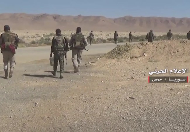 Quân đội Syria nghiền nát IS, phản công lớn ở Homs (video) Binh sĩ quân đội Syria tiến hành chiến dịch tấn công giải phóng vùng nông thôn Homs, Hama