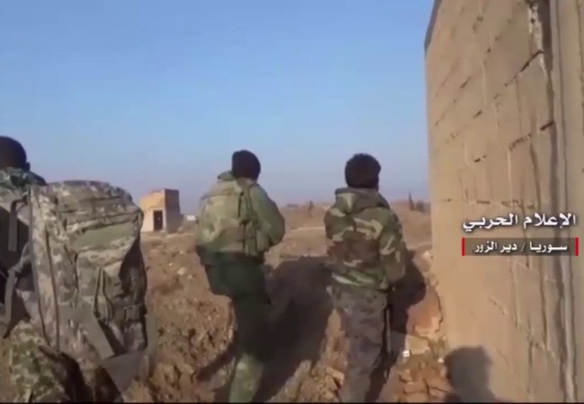 Không quân Nga dội lửa, quân Syria đánh lui IS tại Deir Ezzor (video) Binh sĩ quân đội Syria trên chiến trường Deir Ezzor
