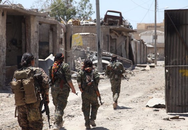 Chiến sự Syria: Người Kurd chiếm thành cổ Raqqa, IS sắp bị chia cắt (video) Lực lượng Dân chủ Syria do Mỹ hậu thuẫn tiến công trong thành phố Raqqa